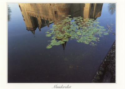 602082 Afbeelding van het Muiderslot (Herengracht 83) te Muiden gespiegeld in de slotgracht.